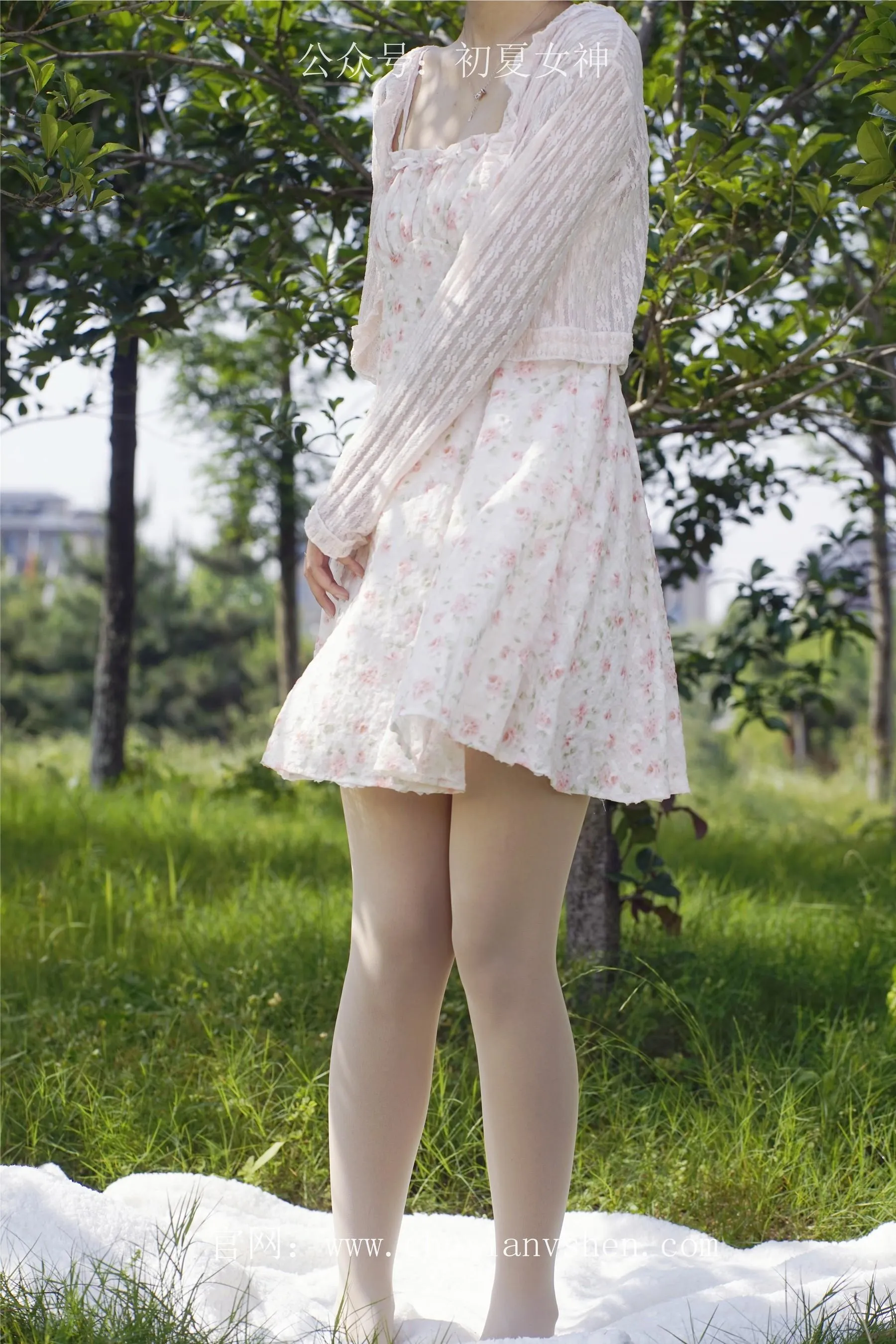 初夏女神 NO.070 依依 邻家女孩-风中少女 [122P]插图